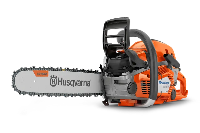 Zijaanzicht van een Husqvarna-kettingzaag met zichtbare branding op het blad.
