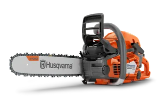 Vy från sidan av en Husqvarna-motorsåg med X-Force-svärd.