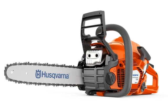 Vista laterale di una motosega Husqvarna 135 Mark II con lama e impugnatura ergonomica.