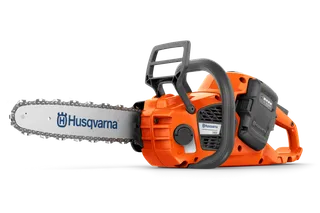 Stranski pogled verižne žage Husqvarna z vidnim prostorom za baterijo in blagovno znamko.