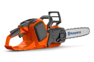 Stranski pogled verižne žage Husqvarna z ergonomskim ročajem in prostorom za baterije.