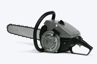 Vista lateral de una motosierra con asa de protección y cadena visible.
