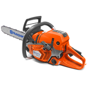 Vue latérale d’une tronçonneuse Husqvarna avec logo visible et poignée ergonomique.