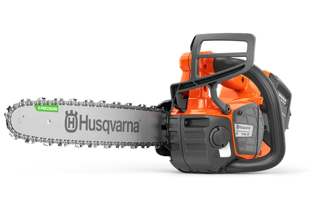 Set fra siden af en Husqvarna-kædesav, der viser det ergonomiske håndtag og batterirummet.