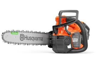 Set fra siden af en Husqvarna-kædesav, der viser det ergonomiske håndtag og batterirummet.