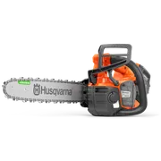 Set fra siden af en Husqvarna-kædesav, der viser det ergonomiske håndtag og batterirummet.
