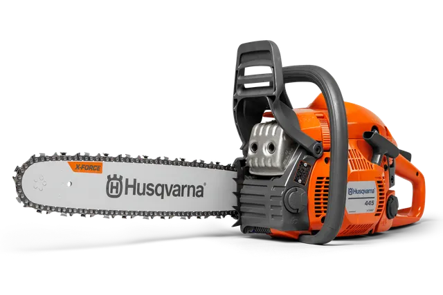 Vedere laterală a unui ferăstrău cu lanț Husqvarna model 445 cu bară X-Force.