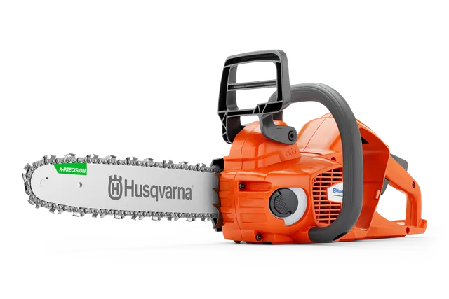 具有人体工程学手柄和锯链的 Husqvarna 富世华链锯的侧视图。