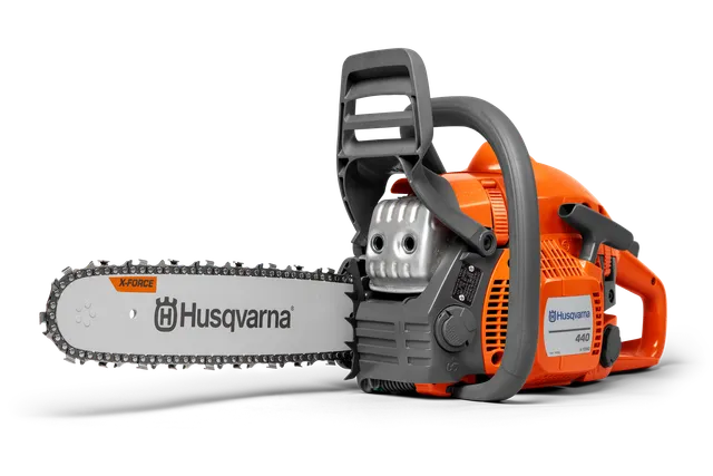 Vedere laterală a unui ferăstrău cu lanț Husqvarna cu bară și lanț X-Force.