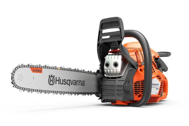 Vy från sidan av en motorsåg från Husqvarna med synliga kedje- och motorkomponenter.