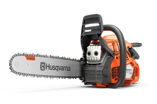 Vy från sidan av en motorsåg från Husqvarna med synliga kedje- och motorkomponenter.
