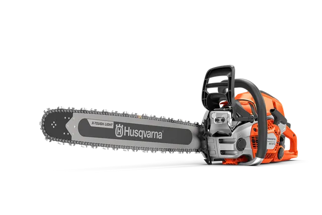 „Husqvarna“ 564 XP® G. Husqvarna grandininio pjūklo vaizdas iš šono su matoma grandine ir ergonomiška rankena.