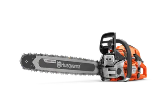 Stranski pogled verižne žage Husqvarna z vidno verigo in ergonomskim ročajem.