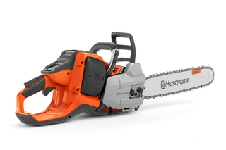 Vy från sidan av en motorsåg från Husqvarna som visar dess ergonomiska design och batteriutrymme.