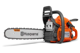 Sett fra siden av en Husqvarna-motorsag med X-Force sverd og kjede.
