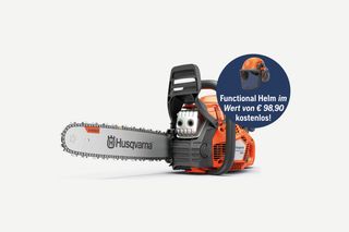 Studio-Seitenansicht einer Husqvarna Motorsäge und ein Werbeabzeichen mit einem kostenlosen Helm.