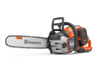 Vy från sidan av en Husqvarna-motorsåg med X-Force-svärd och ergonomiskt handtag.