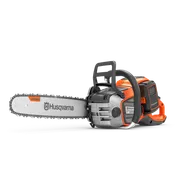 Vy från sidan av en Husqvarna-motorsåg med X-Force-svärd och ergonomiskt handtag.