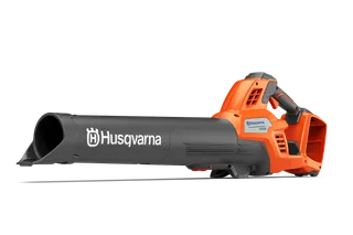 Vy från sidan av en batteridriven lövblåsare från Husqvarna med ergonomiskt handtag.