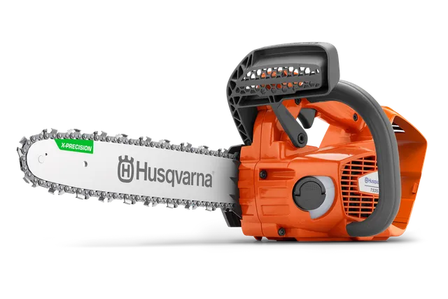 Bočni pogled na motornu testeru Husqvarna sa vidljivim brendiranjem i ergonomskom ručkom.