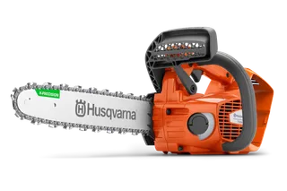 Vy från sidan av en motorsåg från Husqvarna med synlig märkning och ergonomiskt handtag.