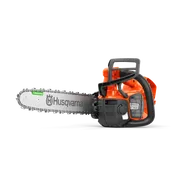 Set fra siden af en Husqvarna-kædesav med synlig branding og kæde.