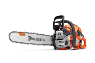Bočný pohľad na motorovú pílu Husqvarna s lištou a reťazou X-Force.