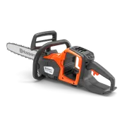 Zijaanzicht van een Husqvarna-kettingzaag op een witte achtergrond.