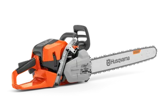 Bočný pohľad na reťazovú pílu Husqvarna 564 XP® so vstrekovaním paliva s ergonomickou rukoväťou a reťazovou lištou.