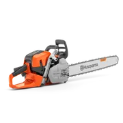 Bočný pohľad na reťazovú pílu Husqvarna 564 XP® so vstrekovaním paliva s ergonomickou rukoväťou a reťazovou lištou.