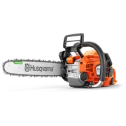 Sidovy av en Husqvarna-motorsåg med synligt märke och svärd.