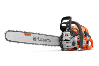 Vy från sidan av en motorsåg från Husqvarna med X-Torq-teknik.