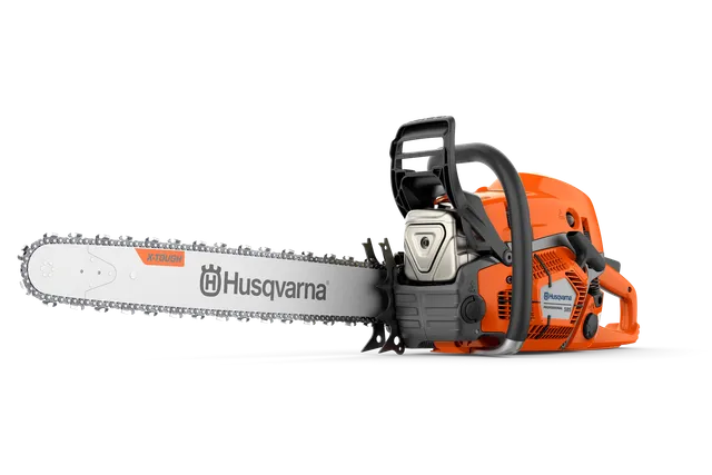 Вид збоку на ланцюгову пилку Husqvarna з видимими брендингом і різальним ланцюгом.