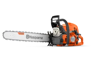 Вид збоку на ланцюгову пилку Husqvarna з видимими брендингом і різальним ланцюгом.