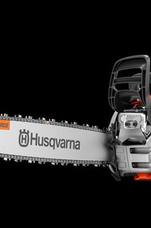 Seitenansicht einer Husqvarna Motorsäge mit X-Force-Schiene und -Kette.