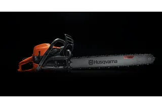 Вид бензопили Husqvarna збоку на темному тлі.