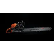 Вид бензопили Husqvarna збоку на темному тлі.