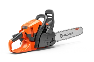 Vy från sidan av en motorsåg från Husqvarna med ergonomiskt handtag och synlig kedja.