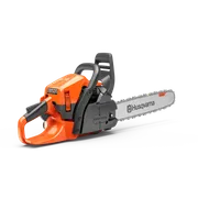 Vy från sidan av en motorsåg från Husqvarna med ergonomiskt handtag och synlig kedja.