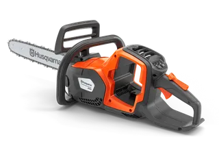 Vy från sidan av en batteridriven motorsåg från Husqvarna med ergonomiskt handtag.