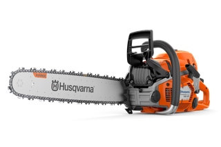 Страничен изглед на верижен трион Husqvarna с технология X-Torq и ергономична дръжка.