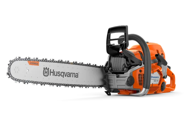 Vista laterale di una motosega Husqvarna con tecnologia X-Torq e impugnatura ergonomica.