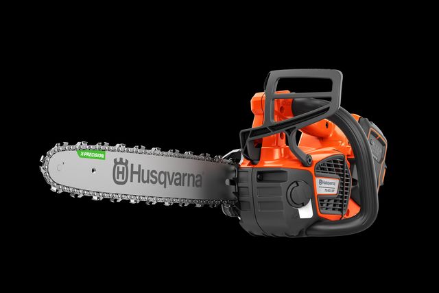 A Husqvarna láncfűrész oldalnézete látható márkajelzéssel és ergonomikus fogantyúval.
