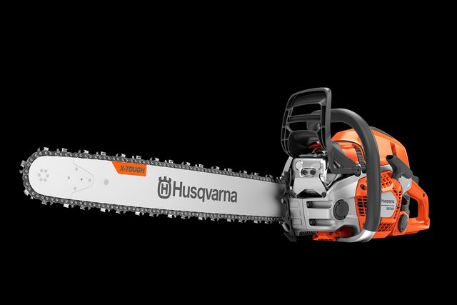 Vista lateral de una motosierra Husqvarna 564 XP® con inyección de combustible con cadena y asa visibles.