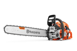 Bočný pohľad na reťazovú pílu Husqvarna 564 XP® so vstrekovaním paliva s viditeľnou reťazou a rukoväťou.