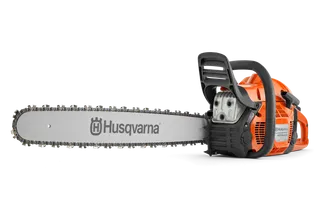 Bočni pogled na motornu testeru Huskvarna koja prikazuje sečivo i ergonomsku ručku.