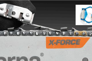 Krupni plan lanca motorne testere koji se oštri sa datotekom, prikazujući brendiranje X-Force.