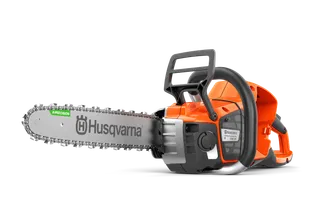 Vue latérale d’une tronçonneuse Husqvarna avec chaîne et poignée visibles.