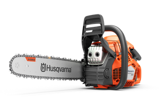Вид ланцюгової пилки Husqvarna збоку з видимими ланцюгом і ручкою.