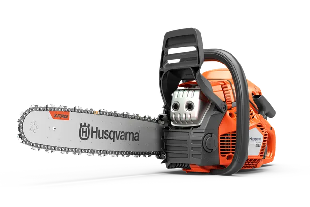 Sidovy av en motorsåg från Husqvarna med synlig kedja och handtag.